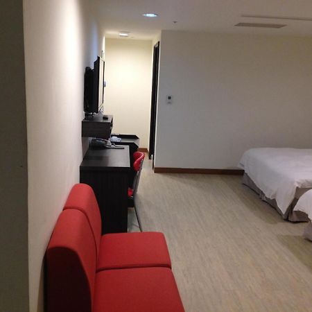 Big Bear Hotel Kaohsiung Bagian luar foto