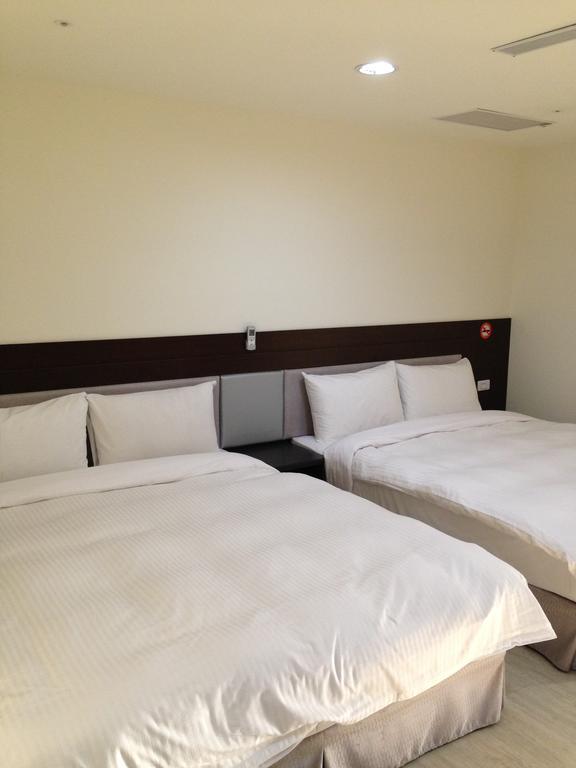 Big Bear Hotel Kaohsiung Bagian luar foto