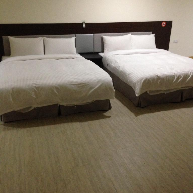 Big Bear Hotel Kaohsiung Bagian luar foto