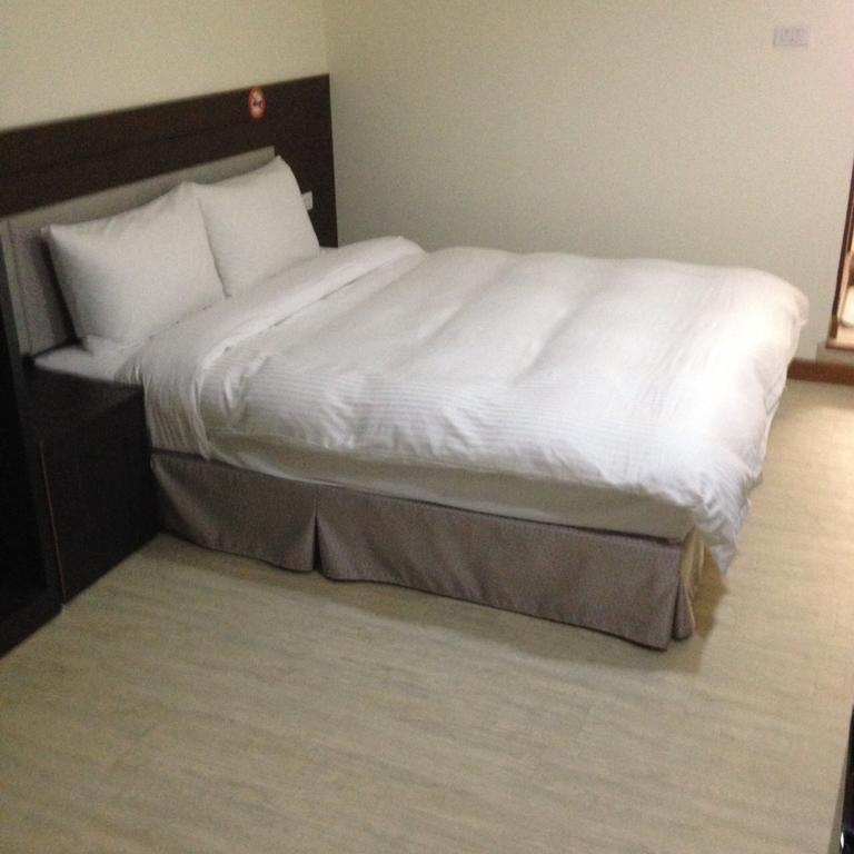 Big Bear Hotel Kaohsiung Bagian luar foto
