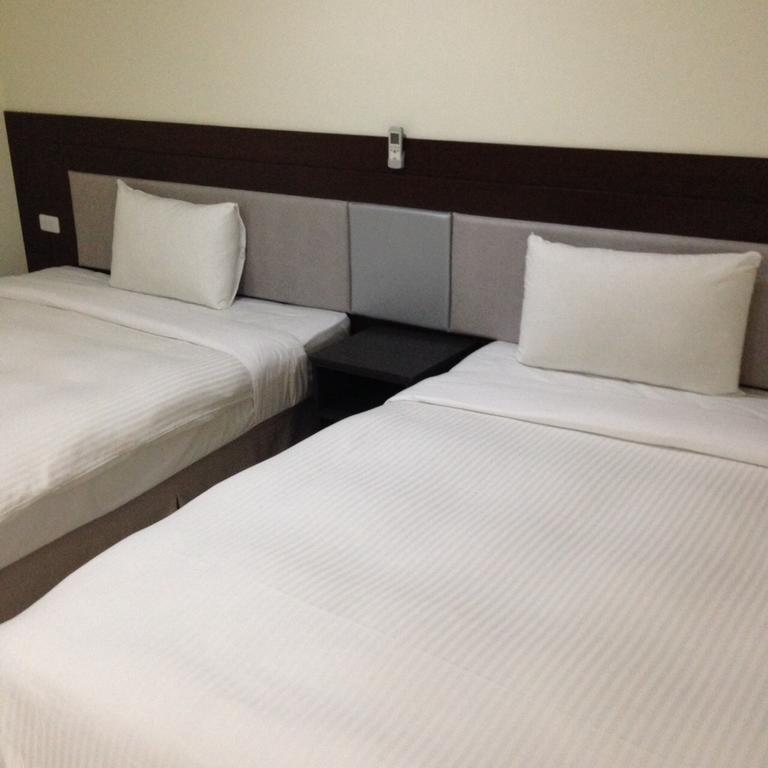 Big Bear Hotel Kaohsiung Bagian luar foto