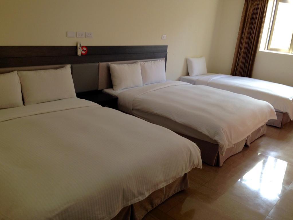 Big Bear Hotel Kaohsiung Bagian luar foto