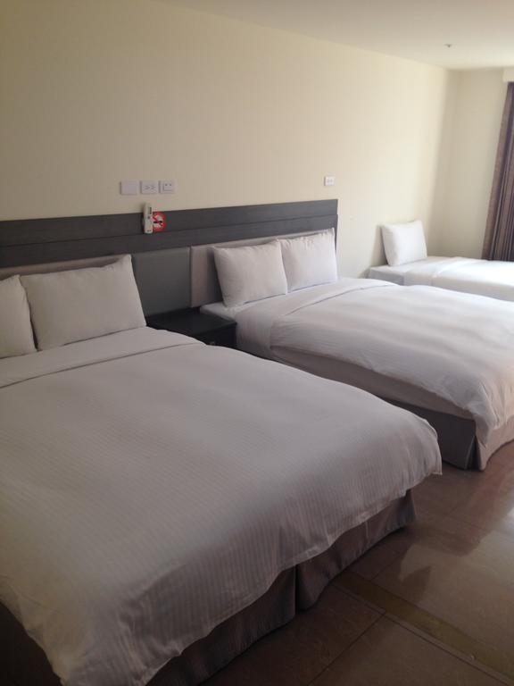 Big Bear Hotel Kaohsiung Bagian luar foto