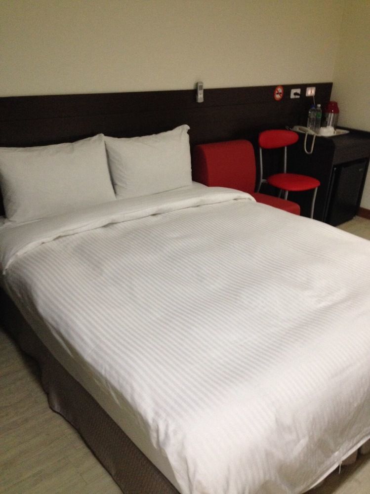 Big Bear Hotel Kaohsiung Bagian luar foto