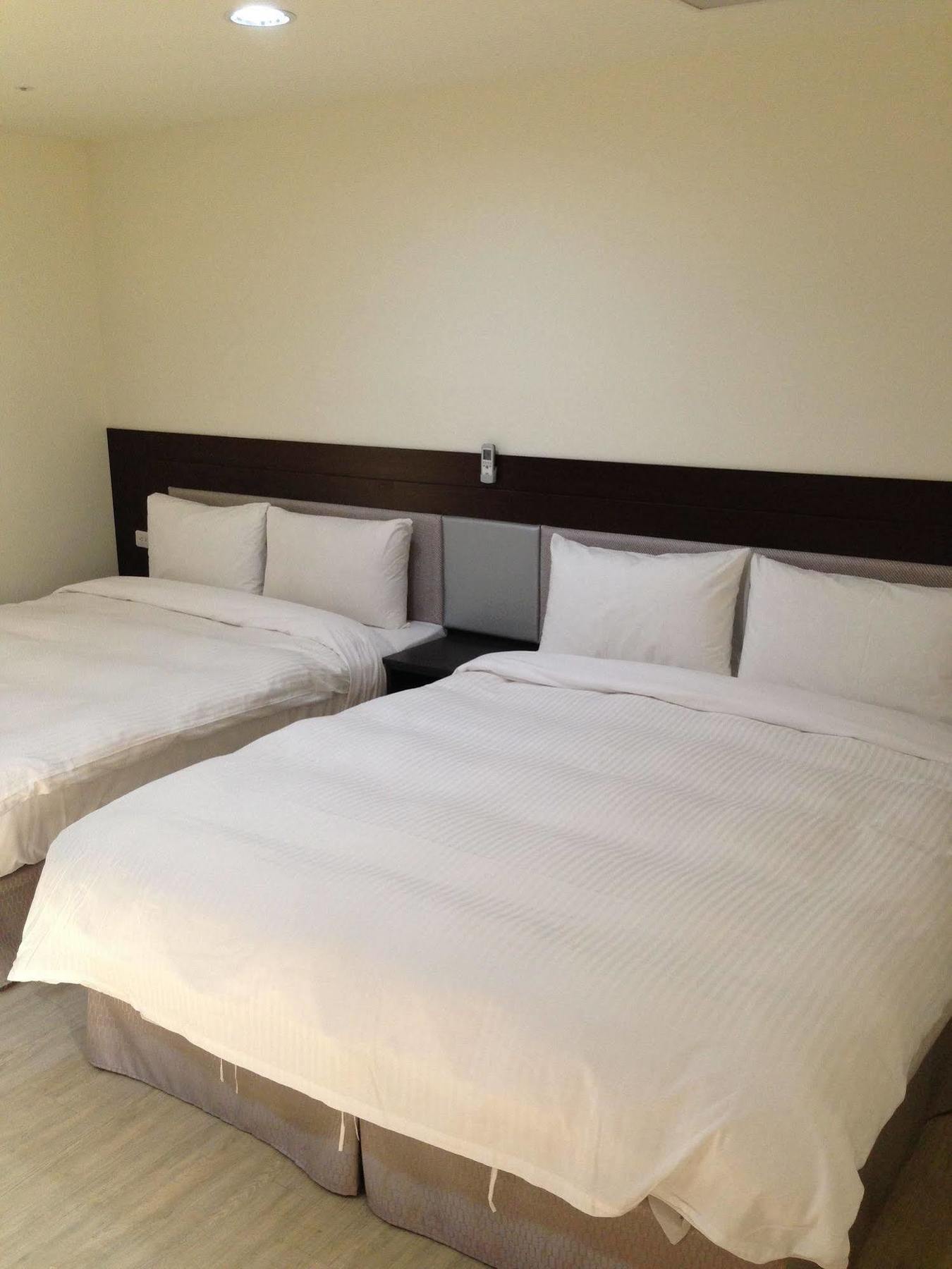 Big Bear Hotel Kaohsiung Bagian luar foto