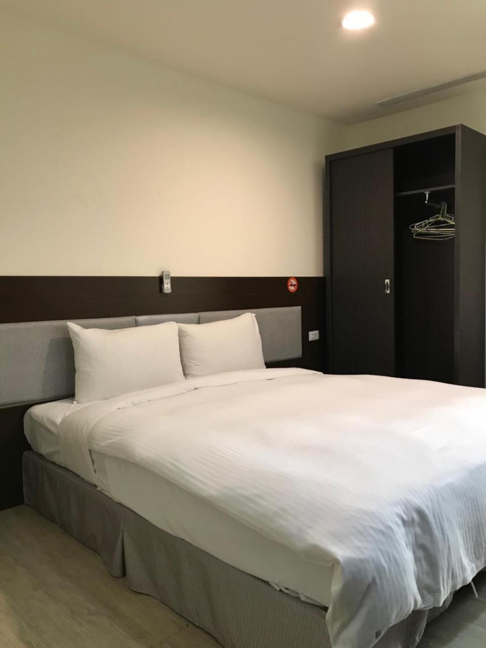 Big Bear Hotel Kaohsiung Bagian luar foto