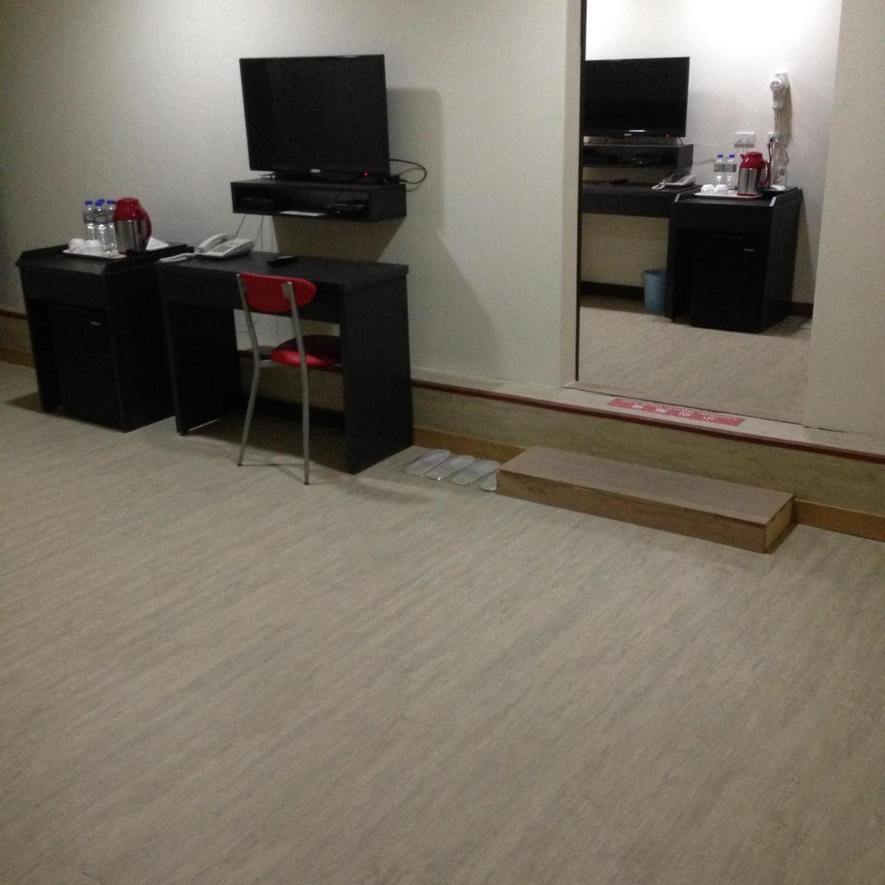 Big Bear Hotel Kaohsiung Bagian luar foto