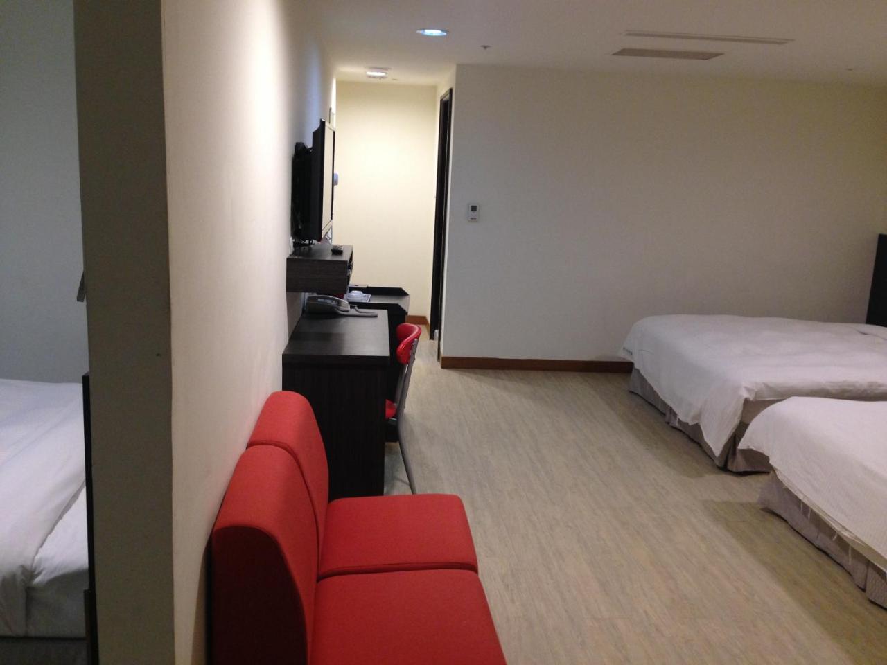 Big Bear Hotel Kaohsiung Bagian luar foto